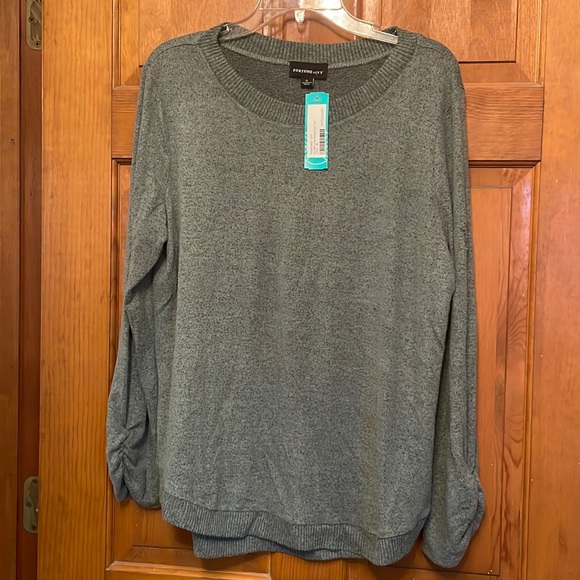 Pleated sleeve cuffs elevate this sweater to the next level! - Picture 1 of 4